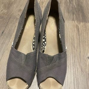 Tom’s wedge heels